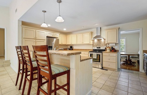 Guntersville Casa | Cedar Cottage at Lake Guntersville Located a block from boat launch and park