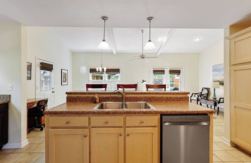 Guntersville Casa | Cedar Cottage at Lake Guntersville Located a block from boat launch and park
