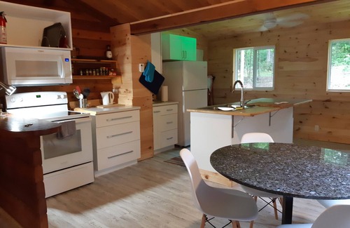 Adolphustown Cabaña | Cedar Cottage Dream - Newly Renovated and Sleeps 5
