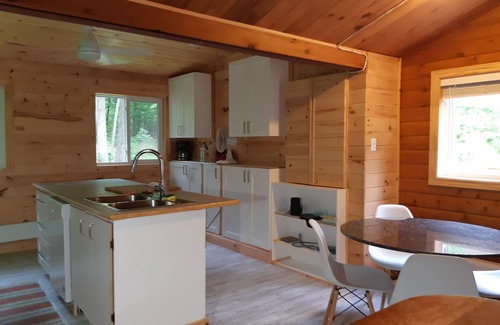 Adolphustown Cabaña | Cedar Cottage Dream - Newly Renovated and Sleeps 5