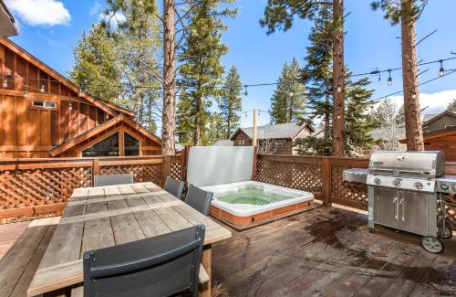 Truckee Casa | Cedar Crest at Winter Creek by Tahoe Getaways - 3BR, Walk to Ice Skating, Near Downtown and Northstar with Private Hot Tub!