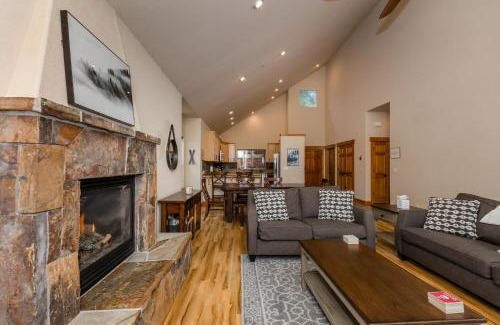 Truckee Casa | Cedar Crest at Winter Creek by Tahoe Getaways - 3BR, Walk to Ice Skating, Near Downtown and Northstar with Private Hot Tub!