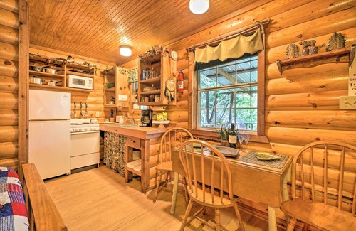 Davis Cabaña | 'cedar Falls Cabin 4': Nestled by Honey Creek