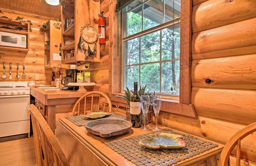 Davis Cabaña | 'cedar Falls Cabin 4': Nestled by Honey Creek