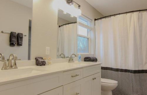 Cedar Falls Apartamento | Cedar Falls Townhome - New Construction - 3 KINGS!