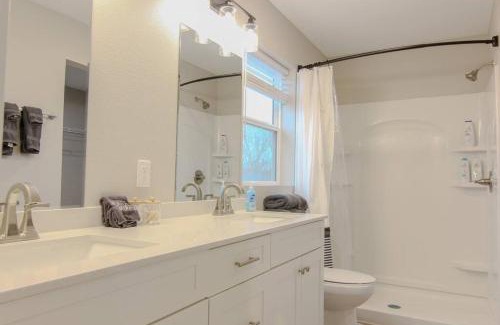 Cedar Falls Apartamento | Cedar Falls Townhome - New Construction - 3 KINGS!