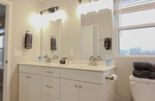 Cedar Falls Apartamento | Cedar Falls Townhome - New Construction - 3 KINGS!
