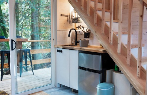 Regional District of Nanaimo Cabina | Cedar Forest Hideaway with Outdoor Shower & Hot Tub