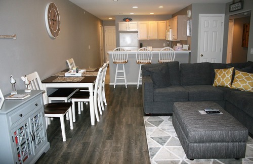 Camdenton Condominio | Hermoso condominio, recientemente remodelado, sin pasos