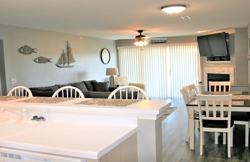 Camdenton Condominio | Hermoso condominio, recientemente remodelado, sin pasos