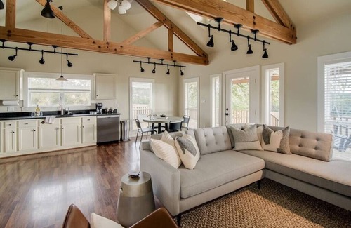 Fredericksburg Casa | Cedar Haus: Modern Guesthouse in Fredericksburg
