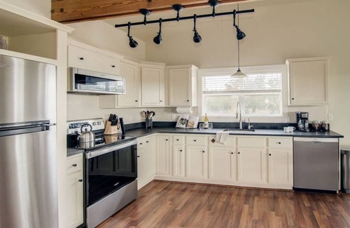Fredericksburg Casa | Cedar Haus: Modern Guesthouse in Fredericksburg