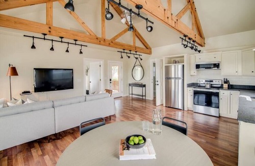 Fredericksburg Casa | Cedar Haus: Modern Guesthouse in Fredericksburg