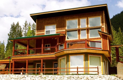 Golden Cabina | Cedar House Restaurant & Chalets