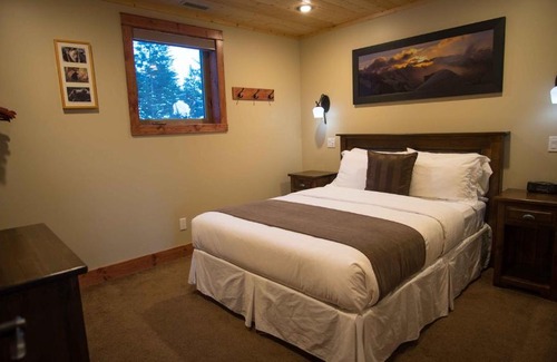 Golden Cabina | Cedar House Restaurant & Chalets