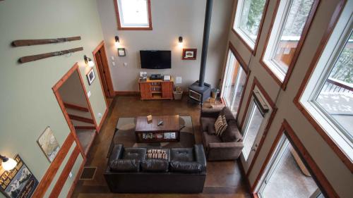 Golden Cabina | Cedar House Restaurant & Chalets