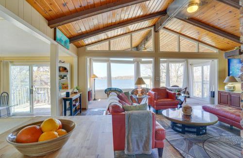 New Prague Apartamento | Cedar Lake Retreat with Boathouse and Dock!