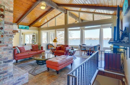 New Prague Apartamento | Cedar Lake Retreat with Boathouse and Dock!