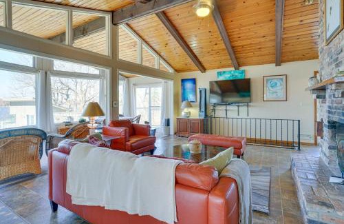 New Prague Apartamento | Cedar Lake Retreat with Boathouse and Dock!