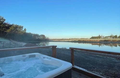 Cornhill on Tweed Chalet De Esquí | Cedar Lodge - Idyllically situated Lakeside & private hot tub fishing riding