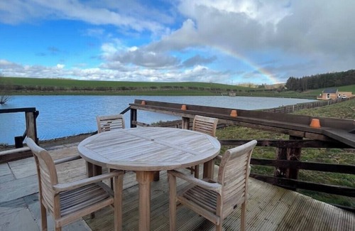 Cornhill on Tweed Chalet De Esquí | Cedar Lodge - Idyllically situated Lakeside & private hot tub fishing riding