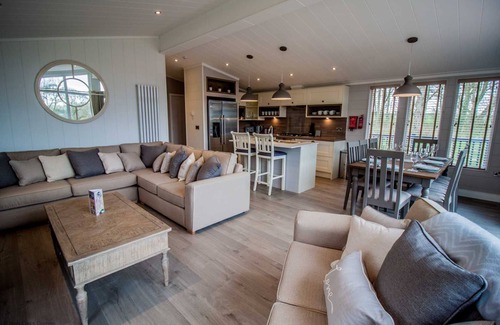 Pickering Chalet De Esquí | Cedar Lodge | sleeps 8 - Hot Tub, Dog Friendly - 5* Gold Award