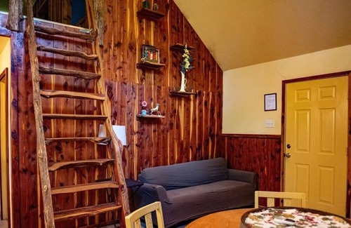 Lindale Cabina | Cedar Loft-This rustic retreat is just a short drive from fishing and shopping
