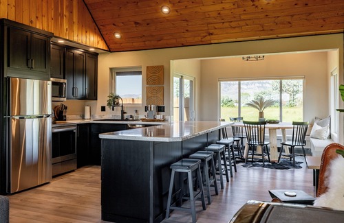 Cody Casa | Cedar Mountain Retreat- mountain modern getaway, newly added hot tub and fire pit!