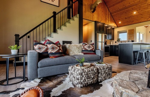 Cody Casa | Cedar Mountain Retreat- mountain modern getaway, newly added hot tub and fire pit!