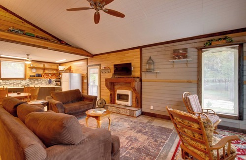 Lake Lafayette Cabina | 'Cedar Pointe' - Peaceful Lake Cabin in Odessa