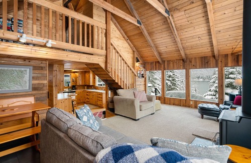 Leavenworth Cabina | Cedar Rest Lakeview Cabin- Listed as Leavenworth's Best Overall Vacation Rental!