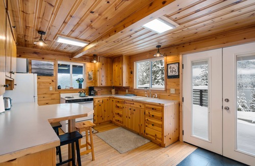 Leavenworth Cabina | Cedar Rest Lakeview Cabin- Listed as Leavenworth's Best Overall Vacation Rental!