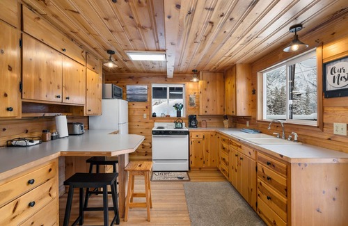 Leavenworth Cabina | Cedar Rest Lakeview Cabin- Listed as Leavenworth's Best Overall Vacation Rental!
