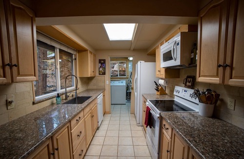 Glencoe Cabina | Cedar Retreat with Hot Tub, Sauna & Lake Access