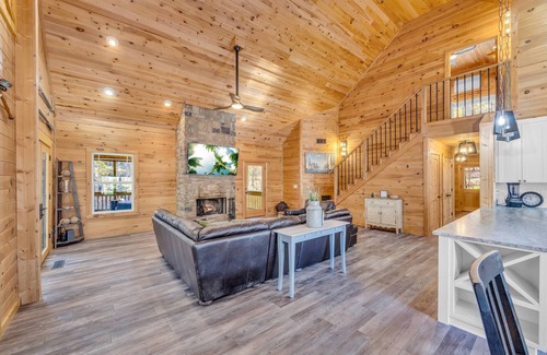 Reed Creek Cabina | Cedar Ridge Lake House w/ Hot Tub & Private Dock!