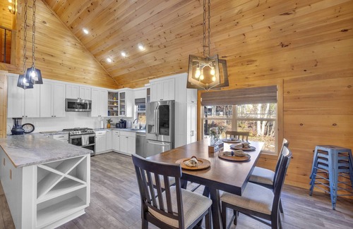 Reed Creek Cabina | Cedar Ridge Lake House w/ Hot Tub & Private Dock!