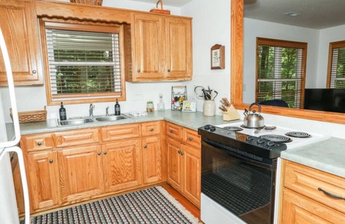 Peters Creek Cabaña | Cedar Run Cottage by BMG
