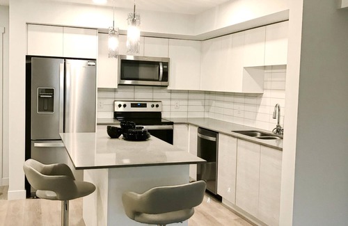 Regional District of Nanaimo Condominio | Cedar Shore lakeside suite - new top-floor condo on the Nanaimo Long Lake.