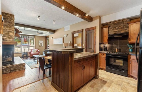 East Kootenay Apartamento | Cedar & Stone | Pool | Hot Tub | Ground LVL | Pets