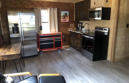 Granbury Cabina | Cedar Vista Log Cabin - Tranquil getaway on 14 acres! Pet Friendly!