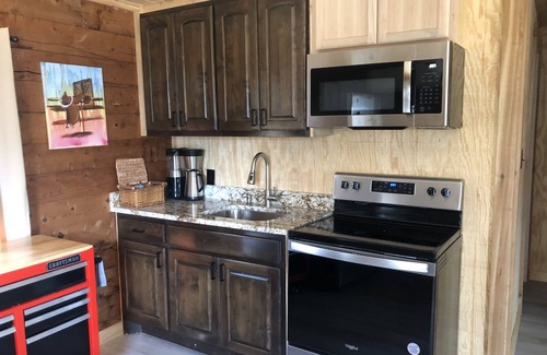 Granbury Cabina | Cedar Vista Log Cabin - Tranquil getaway on 14 acres! Pet Friendly!