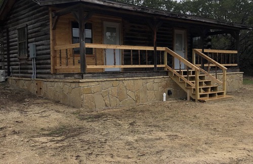Granbury Cabina | Cedar Vista Log Cabin - Tranquil getaway on 14 acres! Pet Friendly!