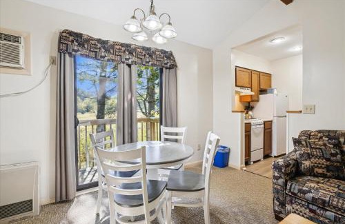 West Bridgewater Hotel | Cedarbrook Deluxe Two Bedroom Suite with outdoor heated pool 10304