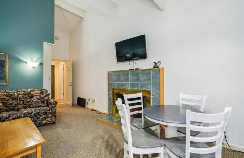 West Bridgewater Hotel | Cedarbrook Deluxe Two Bedroom Suite with outdoor heated pool 19110
