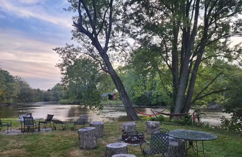 Mequon Cabaña | Cedarburg \ Mequon River retreat