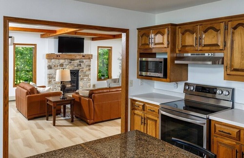 Baileys Harbor Cabina | Cedarview Hideaway - Sleeps 10, Wooded Lot