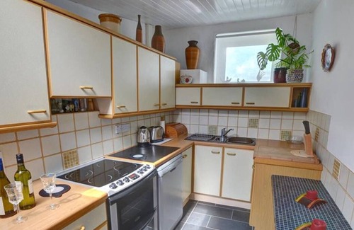 Cwm-y-glo Casa | Cuatro millas de la ciudad de Caernarfon en el patio de los propietarios en una estrecha calle privada es la sexta