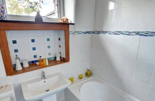 Cwm-y-glo Casa | Cuatro millas de la ciudad de Caernarfon en el patio de los propietarios en una estrecha calle privada es la sexta