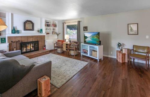 South Boise Village Casa | Celebration Chalet! Quant, cozy, a few blocks from BSU and close to downtown Boise, Fireplace, 4 beds, and seating for 6 Pets Welcome!
