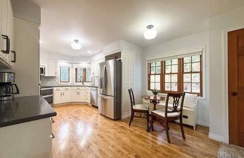Newberg Casa | Cellar's Choice: Elegant Victorian Gem with Wine Cellar in Scenic Countryside